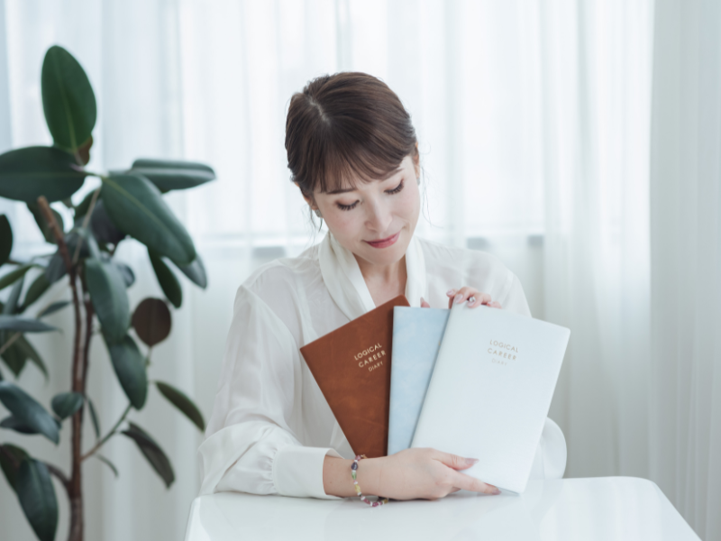 手帳を開く様子